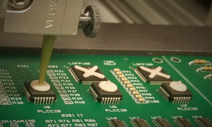 cpu与散热器之间不涂硅脂可以吗?