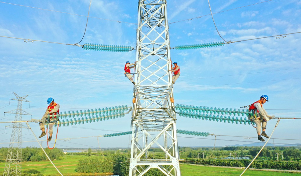 2022年8月7日，中国东部安徽省滁州市为确保供电而进行的固定设施。/CFP